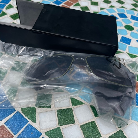 Seven for all Mankind- Sunglasses - Picture 4 of 11